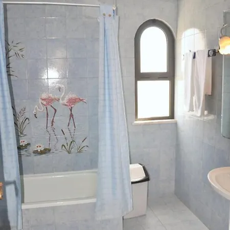 Old Village Area, Walking Distance To Centre And Amenities, Private Pool וילה
